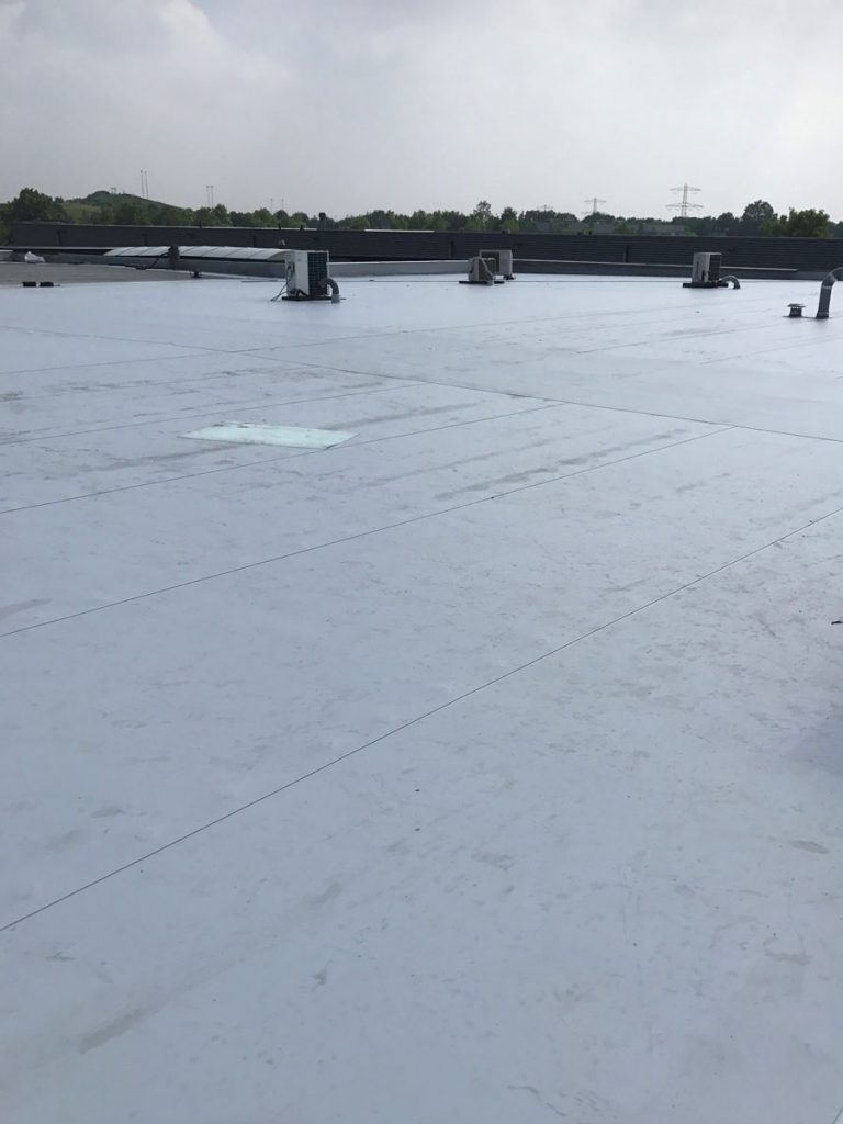 Dakbedekking autocenter uden